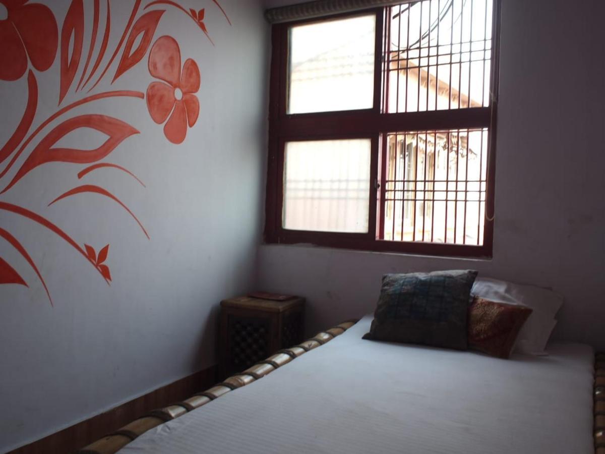 Shri Guest House Варанаси Экстерьер фото