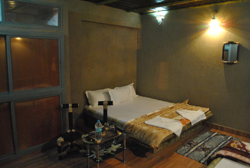 Shri Guest House Варанаси Экстерьер фото